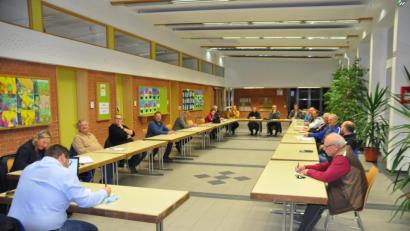 Bild: ak
Eine lange Liste mit Veranstaltungen für 2021 haben die Vereinsvertreter mit Bürgermeister Thomas Kaufmann (vorne links) erstellt. Wie viele davon wegen Corona wirklich abgehalten werden können, wird sich erst noch zeigen.