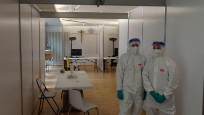 Bild: rti
Das Testzentrum im ehemaligen Krankenhaus Waldsassen hatten die Mitarbeiter der Firma Centogene am Mittwochvormittag schnell eingerichtet. Schon kurz nach 10 Uhr starteten die Tests.