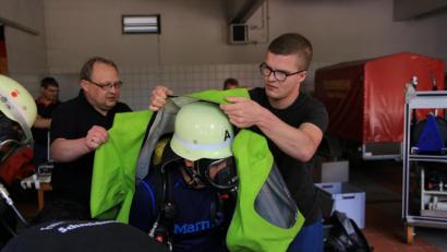 Bild: egl
Ankleiden eines Chemikalienschutzanzuges