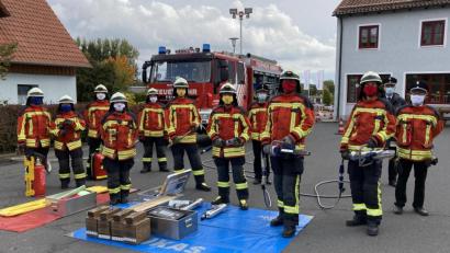 Bild: mde
In der dritten Gruppe legte Maschinist Markus Busch die Endstufe in gold-rot (Stufe 6) ab. Marcel Schraml als Melder erreichte Stufe fünf. Angriffstruppführer Michael Denz sowie Wassertruppführerin Alexandra Malik legten Stufe vier ab. Die Stufe drei erreichte Jana Kausler in der Funktion als Wassertruppfrau. Schlauchtruppmann Stefan Koller absolvierte Stufe zwei. Theresa Sticht als Gruppenführerin, Florian Popp-Einert als Schlauchtruppführer und Angriffstruppmann Nick Danowski fungierten als Ersatzteilnehmer.