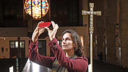 Bild: Gabi Schönberger
Regisseurin Saralisa Volm fotografiert in Herz Jesu. Eine Weidener Kirche könnte in ihrem Spielfilm eine Statistenrolle bekommen.