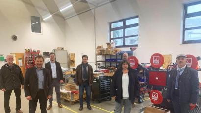 Bild: Robert Neugebauer/exb
Martin Lobinger und Peter Jauernig führten die Gäste durch das Unternehmen. Im Bild von links Franz Brunner, Norbert Auer, Peter Jauernig, Peter Wein, Marianne Schieder, Martin Lobinger und Karl Bley.