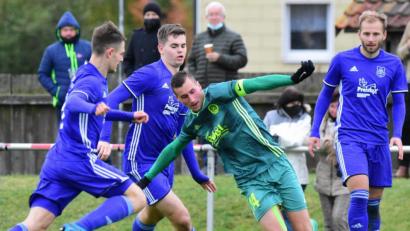 Bild: Schrems
Am vergangenen Samstag fertigte der SV Mitterteich den FC Herzogenaurach mit 5:0 ab. Hier nimmt es Kapitän Manuel Dürbeck mit drei Gästespielern auf. Am Freitag um 19 Uhr treten die Stiftländer zum nächsten Punktspiel beim TSV Neudrossenfeld an.