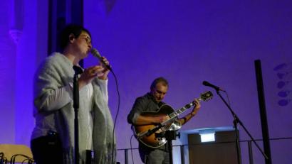 Bild: kbw
Verhalten, aber stimmungsvoll: Das Jubiläumskonzert von Steffi Denk und Hans Yankee Meier in der Nabburger Spitalkirche.