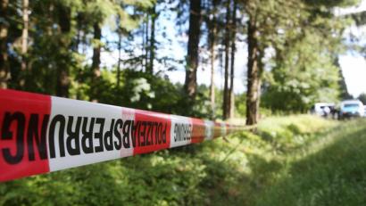 Symbolbild: Bodo Schackow/dpa
Ein Absperrband der Polizei umzäunt ein Waldstück an einer Verbindungsstraße zwischen Rodacherbrunn in Thüringen und Nordhalben in Bayern.