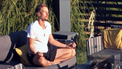 Bild: TVNOW
Wie Daniel Bayer aus Weiden dem Testosteron-Trubel um die "Bachelorette" begegnet? Mit Schneidersitz und geschlossenen Augen. Mächtig nervös wird er dennoch in Folge.