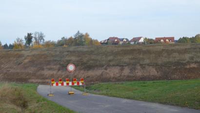 Bild: wb
Der Kreinzlweg ist derzeit eine Sackgasse. Die neu gebaute Umfahrung schneidet bei der B 22 den Kreinzlweg in beiden Richtungen ab. Vor allem im Siedlungsgebiet Schloßzelch (im Hintergrund) wird dieser beliebte Spazierweg ins Grüne derzeit schmerzlich vermisst.