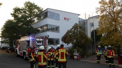 Bild: rw
Rund 50 Einsatzkräfte der Kemnather Feuerwehr waren vor Ort, weil die Brandmeldeanlage des BRK-Seniorenzentrums angeschlagen hatte. Nachdem die Ursache geklärt war, konnten sie nach etwa einer Stunde wieder abrücken. Verletzt wurde bei dem Vorfall niemand.