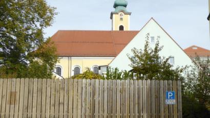 Bild: fsb
Die Kurzzeitparkfläche unterhalb des Kindergartens St. Joseph ist überaus beliebt. Allerdings nicht nur bei Eltern, die ihre Kinder abholen und bringen.