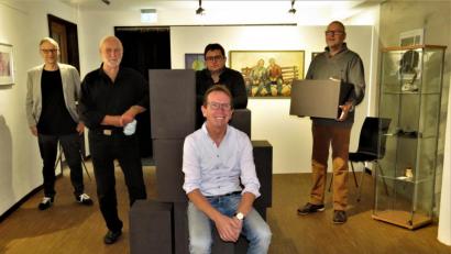 Bild: ubb
Die Mitglieder der Jury für den Kunstpreis 2020 nach getaner Arbeit im Kunsthaus Waldsassen: (von links) Bürgermeister Bernd Sommer, Maler Robin Seur, stellvertretender Vereinsvorsitzender Markus Braun, Vorsitzender Wolfgang Horn und Fotograf Jürgen Klein.
