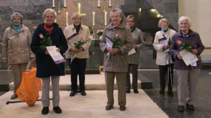Bild: gac
Pfarrerin Ulrike Häberlein (rechts) verabschiedete (von links) die Leiterinnen des Frauenkreises, Edith Klever und Ursula Maluche, sowie die aktiven Mitglieder Gundi Grünthaler, Liesl Kleinert, Berta Leitgeb, Irene Bittner, Margot Kopp und Betti Maas.