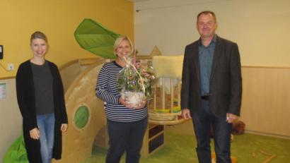 Bild: wec
Überraschungsbesuch im Kindergarten: Bürgermeister Erich Meidinger und Kindergartenleiterin Marina Hildebrand (links) gratulieren Maria Mischke zum 30-jährigen Dienstjubiläum.