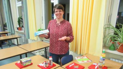 Bild: AELF Tirschenreuth/exb
Anhand einer Ausstellung von verschiedenen Kinderlebensmitteln ging die Diplom Ökotrophologin Kristina Heinzel-Neumann näher auf die Packungsangaben ein und gab wertvolle Tipps zu gesünderen und günstigeren Alternativen. Sie betonte Kinderlebensmittel mit Bedacht einsetzen und als Süßigkeit zu sehen.