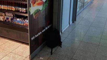 Bild: Bundespolizei/exb
Dieser herrenlose Rucksack sorgte am Mittwochmittag am Hauptbahnhof Regensburg für ein Aufgebot der Bundespolizei und eine teilweise Sperrung.