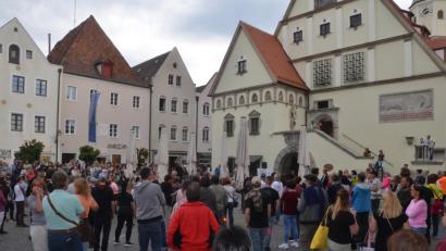 Archivbild: Kunz
Anfang Mai demonstrierten rund 300 Menschen vor dem Alten Rathaus gegen Corona-Maßnahmen. Für 50 war die Versammlung angemeldet.