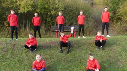 Bild: rn
Mit Stolz präsentieren die D-Junioren des SCE den Pokal der Stadt. Drei Mannschaftsmitglieder waren beim Training am Übergabetag verhindert.