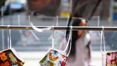 Bild: Sebastian Gollnow/dpa
Mundschutz-Masken mit Mustern für Kinder hängen in einem Geschäft. Um die Ausbreitung des Coronavirus zu verlangsamen gilt in fast allen Bundesländern eine Maskenpflicht im öffentlichen Nahverkehr sowie beim Einkaufen.