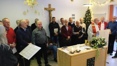 Bild: do
Am zweiten Weihnachtsfeiertag 2019 fand im BRK-Seniorenzentrum der letzte öffentliche Auftritt der Liedertafel statt. Mit der aktuellen Corona-Lage sinkt die Hoffnung auf einen baldigen Wiederbeginn zumindest der Chorproben.