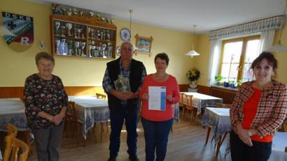 Bild: hm
Für 40jährige Urlaubstreue wurden Conny und Manfred Schilling (Mitte) von Zweiter Bürgermeisterin Johanna Martins (rechts) geehrt. Links im Bild Wirtin Barbara Lippert, die das Ehepaar Schilling schon längst zum Freundeskreis zählt.