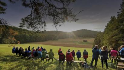 Bild: exb
Auf ihrer Weinwanderung genossen die Mitglieder des Sportklubs Fürnried herbstliche Stimmungen im Licht der untergehenden Sonne.