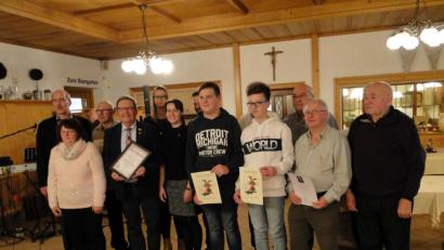 Bild: e
Alle Preisträger und Geehrte (von links): Vorsitzender Stefan Birner, Birgit Sperber, Bernhard Birner, Bürgermeister Martin Preuß, Alexandra Donhauser, Heinz Bauer (verdeckt), Christoph Edenharter, Willi Demleitner (verdeckt), Lukas Edenharter, Herbert Inhofer, Peter Schwab und Franz Demleitner.