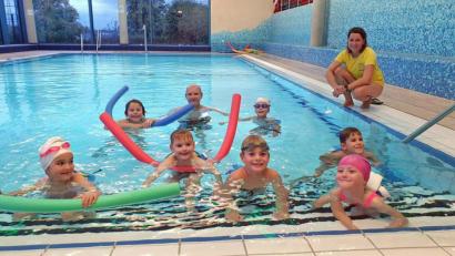 Bild: Bernhard Fleischmann/exb
Die Kinder freuen sich, dass im KA2 wieder Schwimmkurse möglich sind.