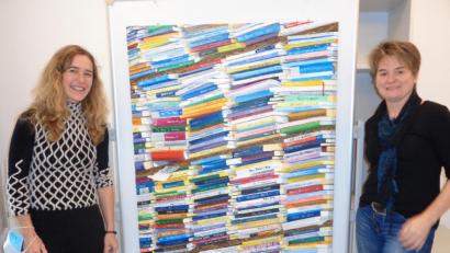 Bild: amö
Künstlerin Katharina Gierlach (links) und Bürgermeisterin Sonja Meier neben dem Bild „Books“. Beide zogen eine überaus zufriedene Bilanz nach dem Ende der ersten Ausstellung im Thammer-Anwesen.