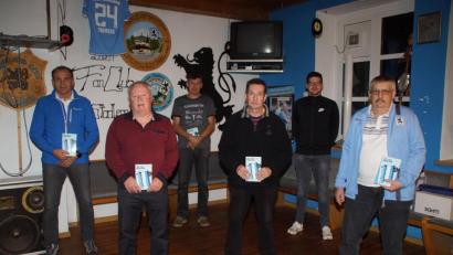 Bild: mmj
Vorsitzender Thomas Lampl (Zweiter von rechts) würdigte das Engagement der Gründer des Löwen-Fanclubs und überreichte an die Anwesenden ein Präsent für 40 Jahre Treue zum Verein.