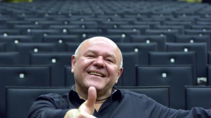 Bild: Toni Lauerer
„Daumen hoch“, sagt Toni Lauerer, der mit über 600 000 verkauften Werken Ostbayerns meistverkaufter Buchautor in der Rubrik Bayerischer Humor ist. Jetzt hat er in seinem neuesten Werk „Wirtshaus’gschichten aus Bayern“ aufgeschrieben.