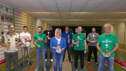 Bild: fjo
Die neuen Clubmeister und Schnittbesten Franz Strobl senior (von links), Felix Uschold, Hermann Dierl, Thomas Wild, Sonja Licha, Hugo Wild, Christian Zintl, Dominik Zintl und Harald Licha nehmen ihre Pokale entgegen..