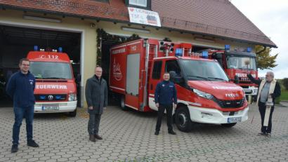 Bild: jr
Den kirchlichen Segen spendete Pater Benedikt Leitmayr (rechts) am Kirchweihsonntag dem neuen Tragkraftspritzenfahrzeug-Logistik (TSF-L) der Feuerwehr Konnersreuth. Das rund 186 000 Euro teure Fahrzeug wurde vor kurzem als Ersatz für ein 40 Jahre altes Löschgruppenfahrzeug in Betrieb genommen. Bei der Segnung im kleinen Kreis mit dabei waren (von links) Vorsitzender Sven Jäger, Bürgermeister Max Bindl und Kommandant Stefan Kreuzer.