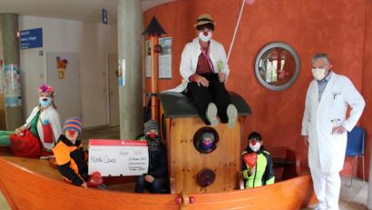 Bild: Michael Reindl
Die KlinikClowns "Dr. Trudi Eierfleck" und "Dr. Beppo" sowie Chefarzt Dr. Fritz Schneble freuen sich über die Spende der Weiherhammrer Kinder.