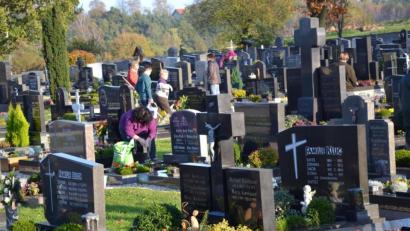 Archivbild: gi
Reges Treiben
herrscht in den Tagen vor Allerheiligen auf den Friedhöfen, wie hier in der Gemeinde Moosbach. Die Angehörigen säubern die Grabsteine und schmücken die Gräber ihrer Verstorbenen, auch wenn es heuer keinen gemeinsamen Gräbergang gibt.