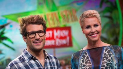 Archivbild: Marius Becker/dpa
Die beiden Moderatoren, Sonja Zietlow und Daniel Hartwig, zeigen sich nach der RTL-Show «Ich bin ein Star - Lasst mich wieder rein!».