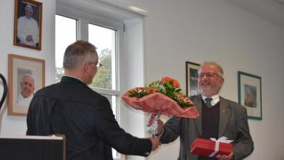 Bild: lue
36 Jahre war Jürgen Kundrat Geschäftsführer des Caritas-Kreisverbands Tirschenreuth. Seine Verabschiedung wurde im Pfarrsaal in Tirschenreuth nachgeholt.