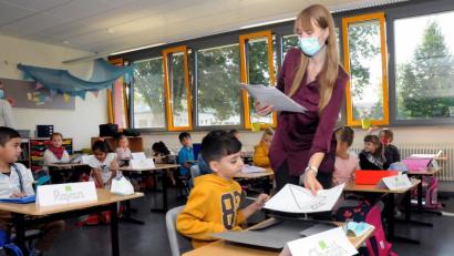 Bild: Stephan Huber
Das neue Schuljahr wird durch die Coronakrise bestimmt. Wie hier in der Barbara Schule in Amberg läuft der Unterricht derzeit an allen Schulen in der Oberpfalz. Der Oberpfälzer Lehrerverband sagt, dass die Pandemie den Lehrermangel noch einmal drastisch verschärft hat und dass Not- und nicht Regelbetrieb derzeit Alltag ist.