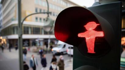 Bild: Christoph Soeder/dpa
Bei Rot ist auf der bayerischen Corona-Ampel noch nicht Schluss. Ab einer 7-Tage-Inzidenz von 100 gilt Alarmstufe "Dunkelrot"