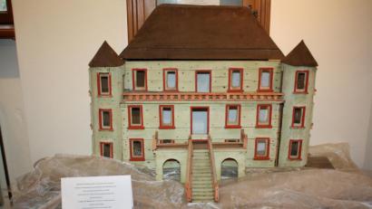 Bild: bjp
Schreinermeister Johann Götz fertigte in den 1950er Jahren dieses Modell des Schlosses Wolframshof, das zusammen mit zahlreichen Bilddokumenten aus der Geschichte von Schloss und Freiherrenfamilie von Lindenfels im Kemnather Museum zu besichtigen ist.