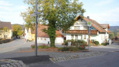 Bild: frd
Als Projekt, das möglicherweise bei einer Kleinen Dorferneuerung in Angriff genommen werden könnte, wäre eine Sanierung und Umgestaltung des Dorfplatzes in Fuchsberg. Ein entsprechender Antrag der SPD-Fraktion im Gemeinderat wurde ausführlich diskutiert.