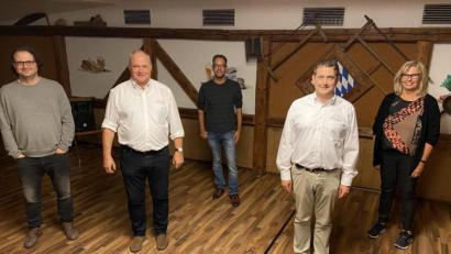 Bild: Thomas Gajewski
Das Vorstandsteam des 1. EV Weiden für die neue Amtszeit besteht aus (von links) Jens Maschke (Abteilungsleiter Eishockey Nachwuchs), Thomas Siller (Vorsitzender), Thilo Häberl (Kassenprüfer), Tobias Hacker (Zweiter Vorsitzender) und Angelika Schönig (Zweite Kassenprüferin).