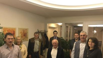 Bild: Martin Schwandner/exb
In der Gemeinde Trausnitz verabschiedeten Bürgermeister Martin Schwandner und seine Stellvertreter langjährige Gemeinderäte und Mitarbeiter. Im Bild von links: Helmut Viehbacher mit Frau, Zweiter Bürgermeister Josef Prechtl, Johann Breitschaft, Bürgermeister Martin Schwandner, Dritter Bürgermeister Markus Lehner und Josef Roth mit Frau.