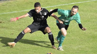 Archivbild: Hubert Ziegler
Im Punktspiel der Kreisliga Süd vor knapp vier Wochen besiegte der ASV Haselmühl (links Contrill Smith) den 1. FC Rieden (Pascal Hirteis) mit 4:1. Im Ligapokal-Wettbewerb am vergangenen Sonntag drehte Rieden den Spieß um und entschied die Partie mit 2:1 für sich.