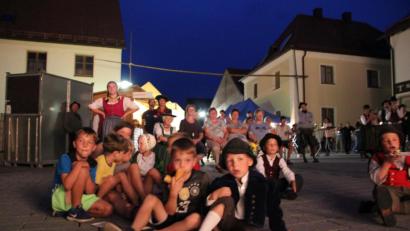 Bild: Uli Piehler
So sieht es hinter den Kulissen aus: Die Kinder aus dem Dorf genießen jeden Abend das Flair von Festpielen mitten auf dem Dorfplatz.