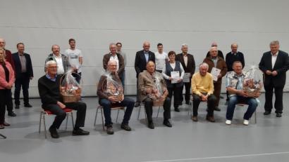 Bild: ak
Die Geehrten des TSV Kirchenlaibach-Speichersdorf mit Vorsitzendem Manfred Porch (rechts).