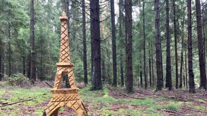 Bild: gri
Mitten im Wald steht dieses Kunstwerk, das ein Waldarbeiter in einen Baumstamm gesägt hat.