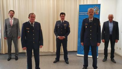 Bild: Polizeipräsidium Oberpfalz
Amtseinführung bei der Polizei in Sulzbach-Rosenberg (von links): Polizeihauptkommissar Peter Krämer, Erster Polizeihauptkommissar Michael Kernebeck, Polizeihauptkommissar Alexander Ehemann, Polizeivizepräsident Thomas Schöniger und Personalrat Franz Eichenseher.