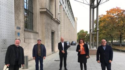 Bild: Bernd Schweinar
Zum finalen Gespräch beim Ministerpräsidenten Markus Söbder sowie drei weiteren Landesministern wurde der bayerische Rockintendant Bernd Schweinar (links) von renommierten bayerischen Kabarettisten wie (von rechts) Jürgen Kirner, Luise Kinseher, Wolfgang Krebs und Helmut Schleich begleitet.