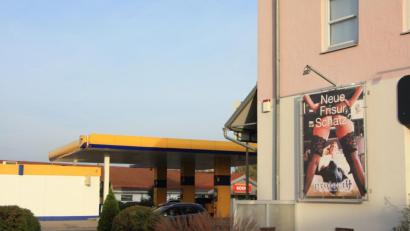 Bild: Matthias Lommer
Seit 14 Jahren wirbt das Project H mit einem freizügigen Hintern und einem flotten Spruch um Kunden. Nun regt sich Widerstand gegen das Plakat.