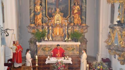 Bild: gi
Den Festgottesdienst in der Wieskirche zum Übersetzungsfest hielt heuer der neue Pfarrer Udo Klösel mit Diakon Herbert Sturm im kleinen Rahmen bedingt durch die Corona-Pandemie.
