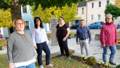 Bild: do
Der Corona-Einkaufsservice in Eschenbach ist wieder aktiviert. Zur Koordination der Hilfsdienste treffen sich Monika Diertl und Tina Wittmann vom Team "Eschenbach hält zam"(Erste und Dritte von links), US-Beauftragte Petra Märkl (Zweite von links), GeHiH-Geschäftsführerin Elisabeth Gottsche (von rechts) und Bürgermeister Marcus Gradl.